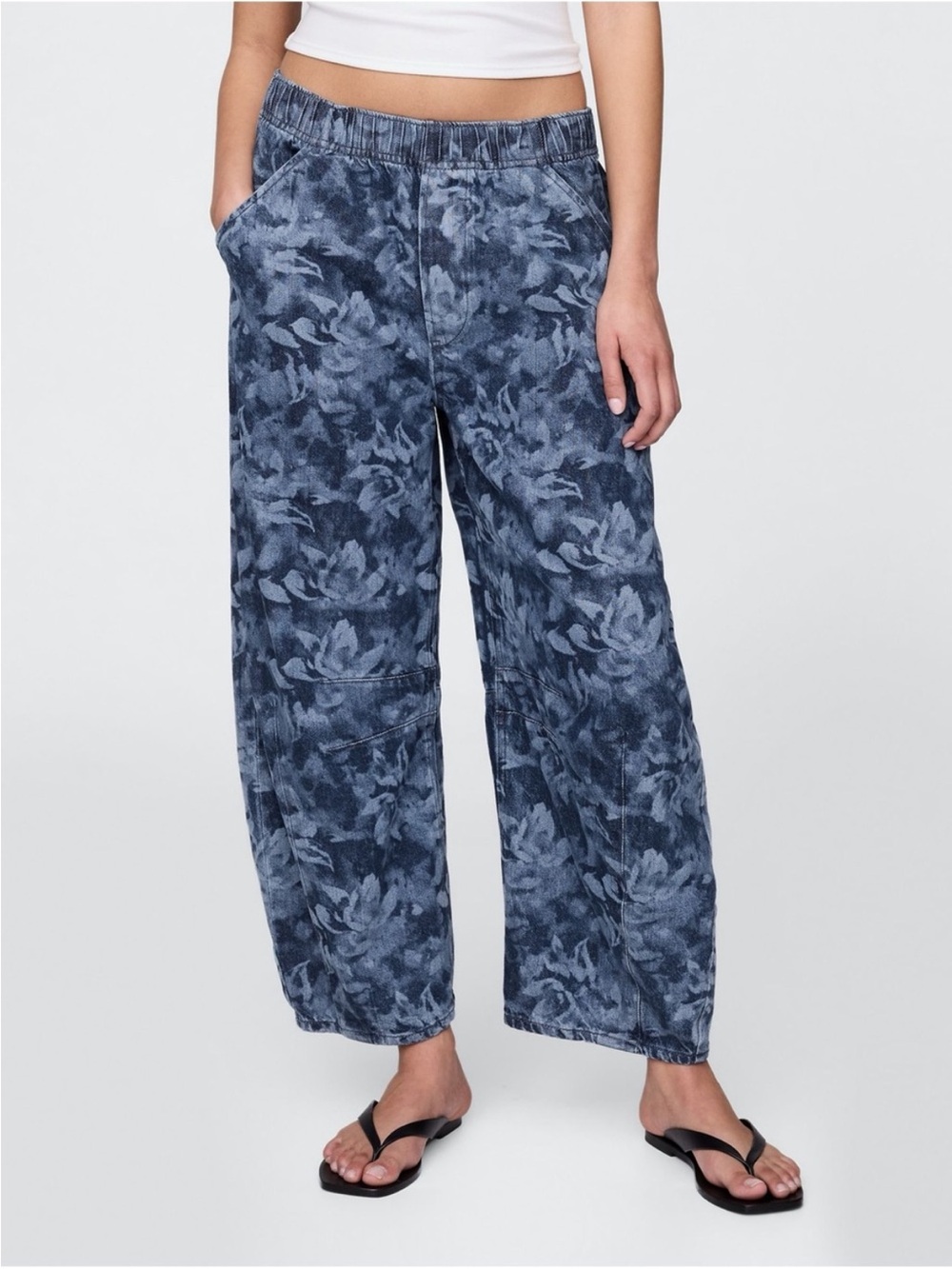 GAP Blue Floral-Print Barrel Mid Rise UltraSoft Easy Horseshoe Jeans. Medium
